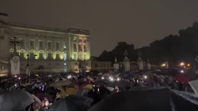 Current scenes at Buckingham palace