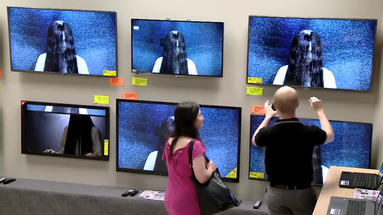 Rings (2017) - TV Store Prank