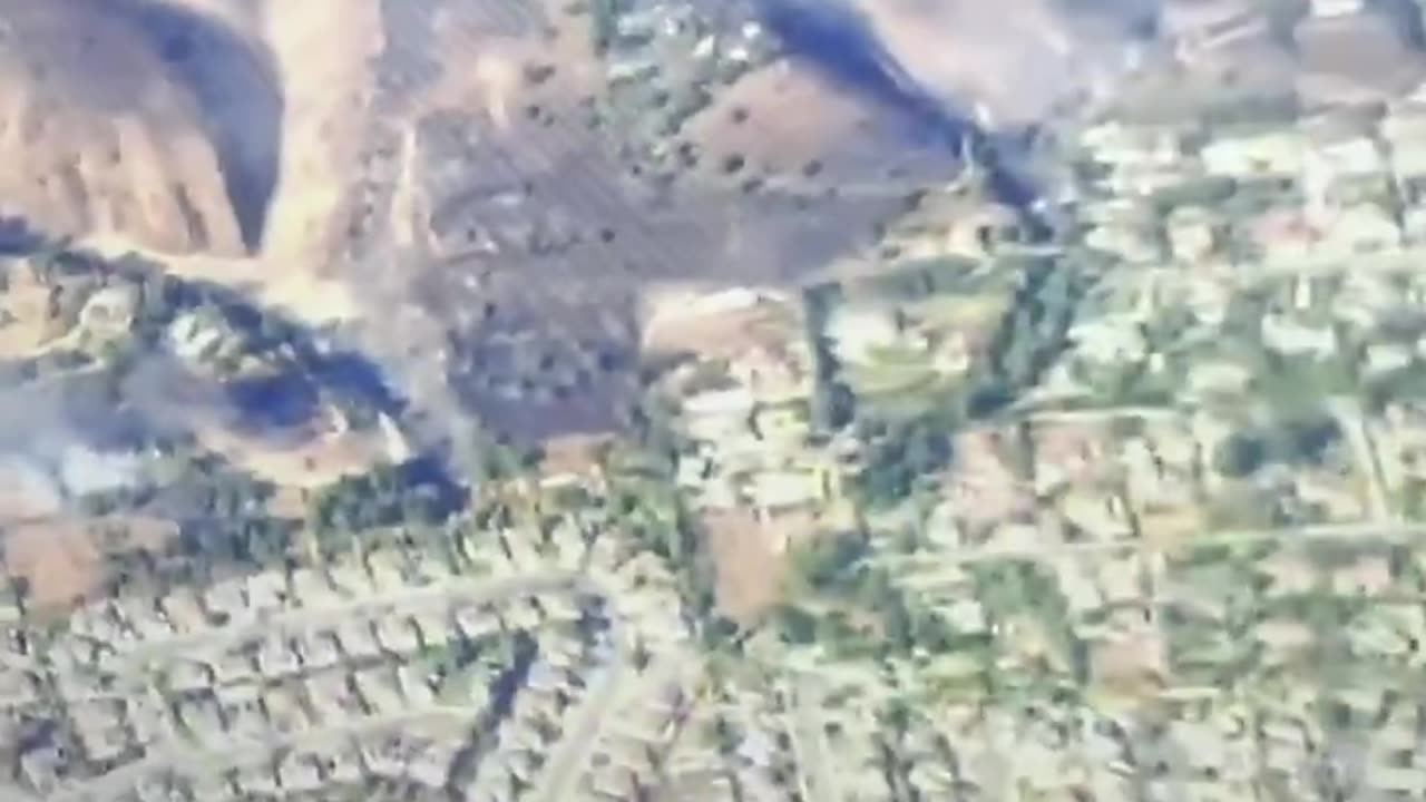 🚨 over 20 homes so far are burning to the ground in Ventura County, California!