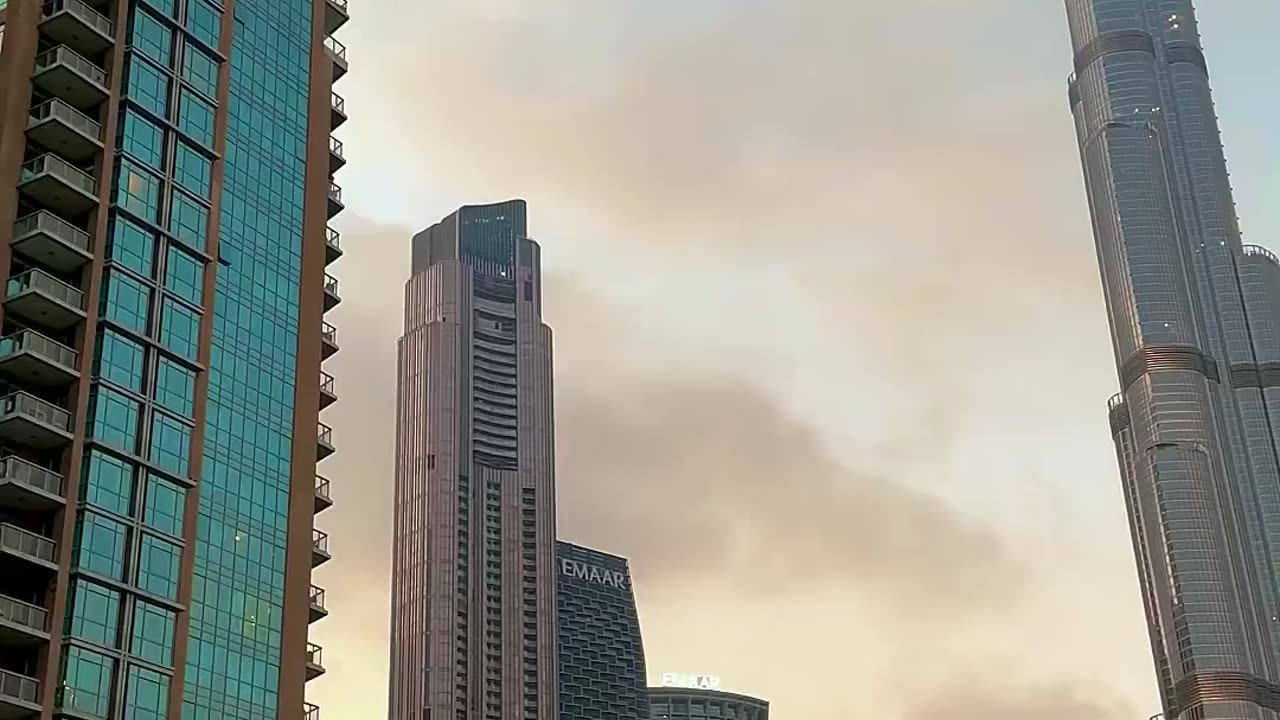 Day Vs night view of Burj Khalifa #colorsoflife #shortvideo #viral #viralvideo #dubai #burjkhalifa