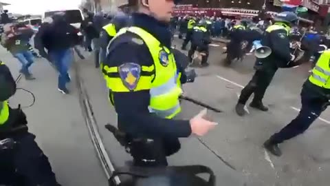 Demokratie? Wo man Hunde auf Demonstranten hetzt und diese von der Straße prügelt!