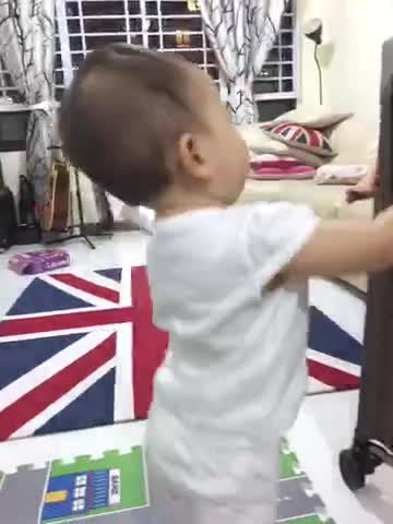 Adorable conversación unilateral de un bebé