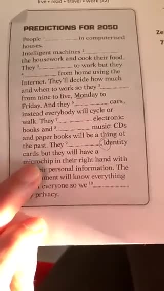 NEL 2050 AVREMO TUTTI IL CHIP. SUI LIBRI SCOLASTICI