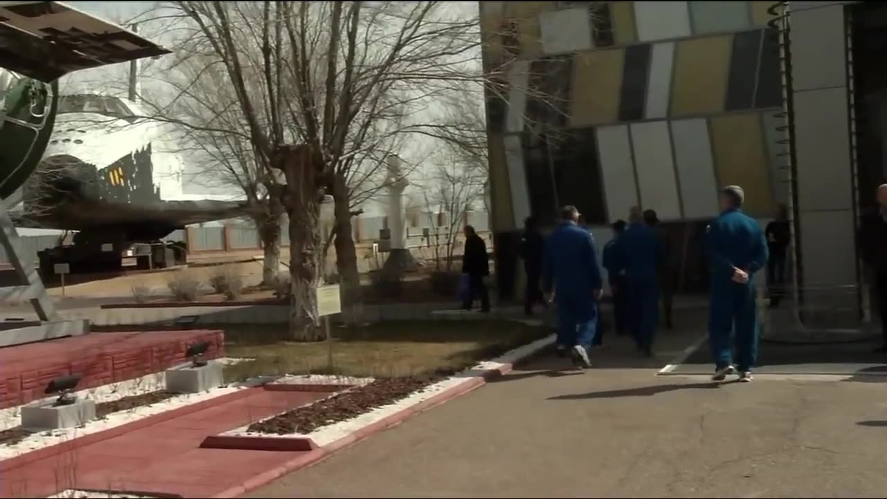 Next Space Station Crew Gets Comfy Prior to Launch