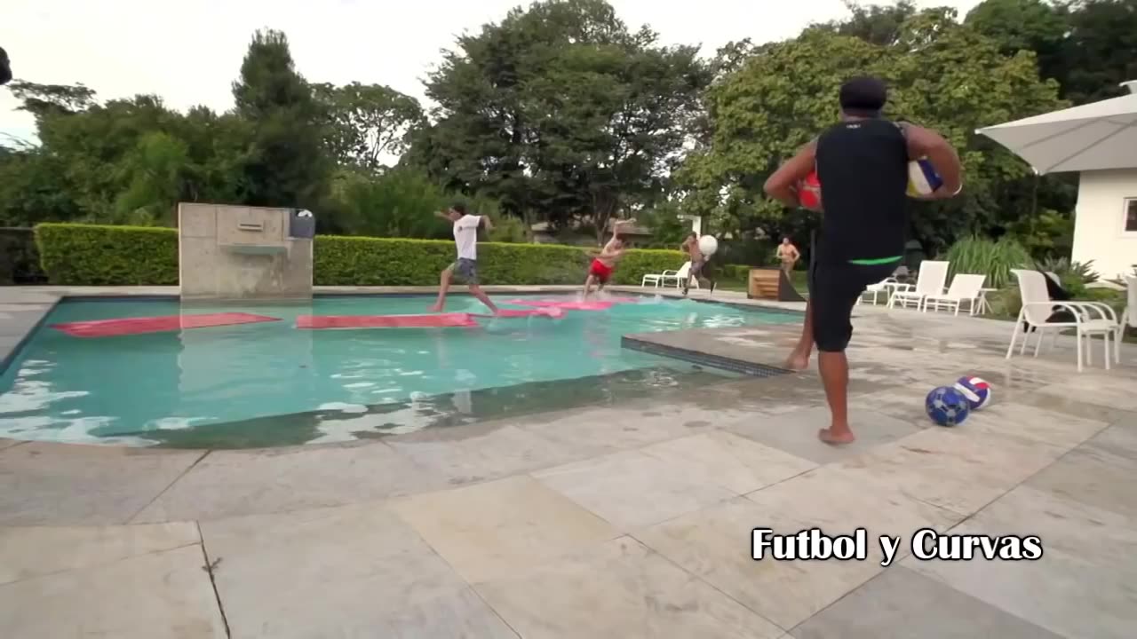 Ronaldinho also a darle a sus amigos con el balón en la cabeza