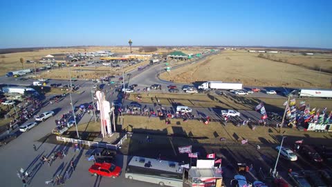 4k video of Truckers for Freedom USA at a busy corner