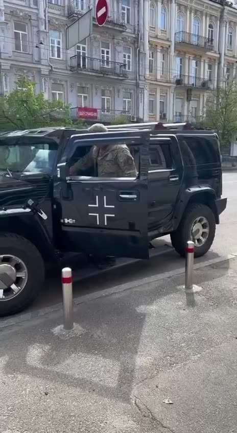 Vojenské špičky na Ukrajině v drahých vozech s nacisickými trámovými kříži