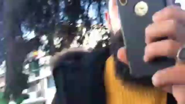 Miguel lago presentador TV CUATRO escracheado en la calle reacciona violentamente