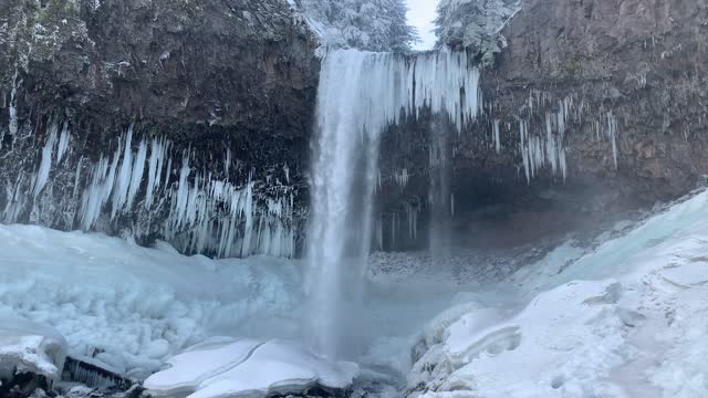 Frozen Waterfall Basin – Tamanawas Falls – Mount Hood – Oregon – 4K