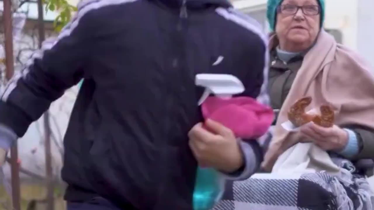 Santa Surprises homeless family ❤2023 #shorts #santa #christmas #youtubeshorts 2023