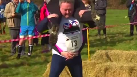 Nichts für Teetrinker__ Frauentragen in Großbritannien