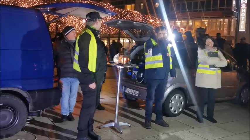 53. MAHNWACHE - BAUTZEN, Kornmarkt, 07 02 2022 - Reden Veranstalter, Bürgermikrofon, Gesang, Ende