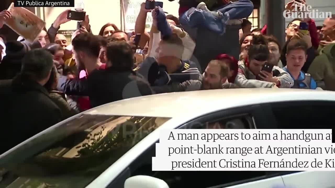 Man points gun at Argentinian vice-president Cristina Fernández de Kirchner
