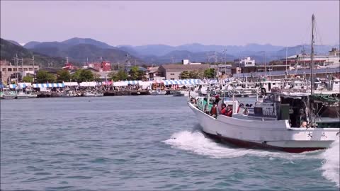 On a Japanese Fishing boat 用宗乗船体験 (10 seconds)