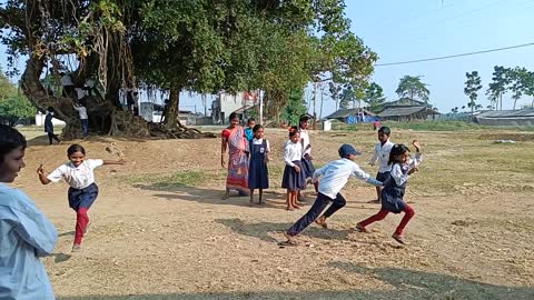 How do Indian children play at school?