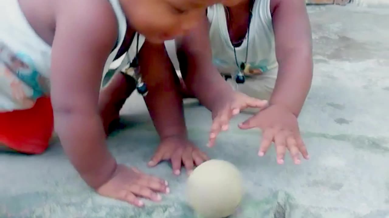 Twins Baby Cricket Ball Lekar Fight | #shorts #short #shortvideo #twins #baby #viralvideo #comedy