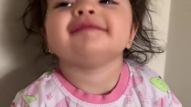 11 meses, 2 dentes, cabelo bagun?ado, e o melhor sorriso de bom dia do mundo ?? te amo Melissa!