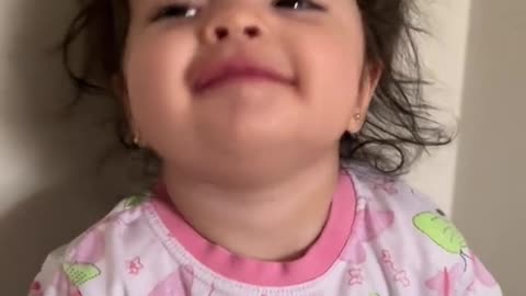 11 meses, 2 dentes, cabelo bagun?ado, e o melhor sorriso de bom dia do mundo ?? te amo Melissa!