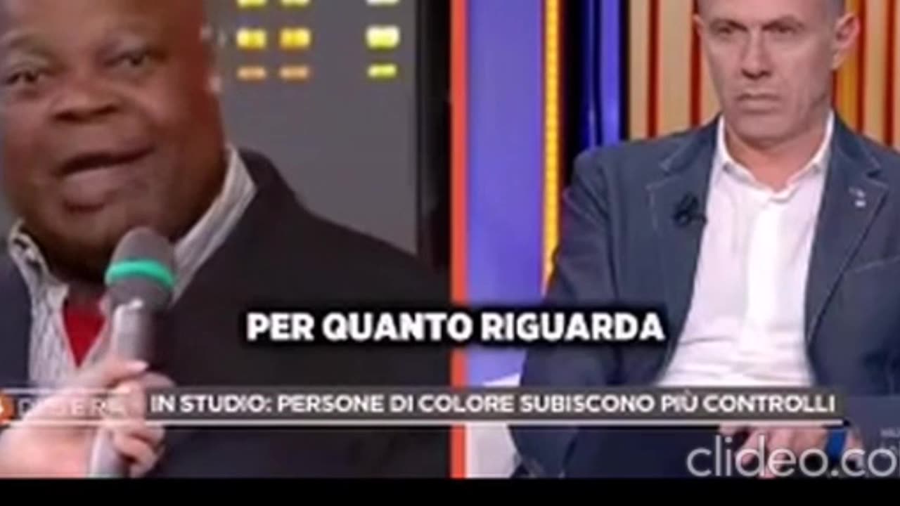 UN MARESCIALLO DONNA DEI CARABINIERI CONSOLA LA VITTIMA DI UNA RAPINA DA PARTE DI UN AFRICANO