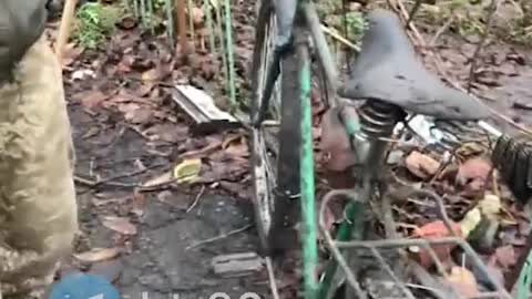 🇺🇦🏴Ukrainian militants use bicycles to transport ammunition