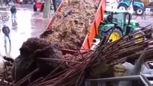 Farmers in France block roads by throwing shit on them due to rising costs