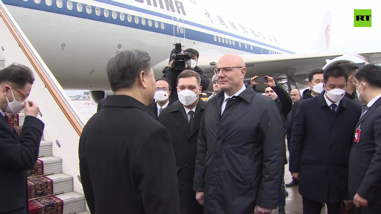 Xi Jinping lascia la Russia accompagnato all'aereo dalla banda dopo la visita di tre giorni durante la quale sono stati firmati più di una dozzina di accordi per incrementare la cooperazione tra i due Paesi.