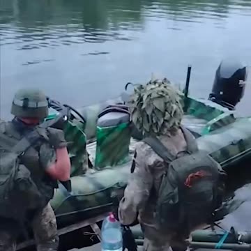 Ruská námořní pěchota postupuje na Antonovský ostrov