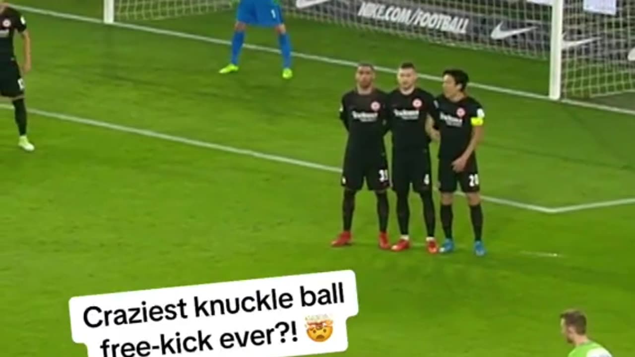 Craziest Knuckle ball Free-kick?!