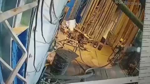 🔞 oil rig workers hand is tore off