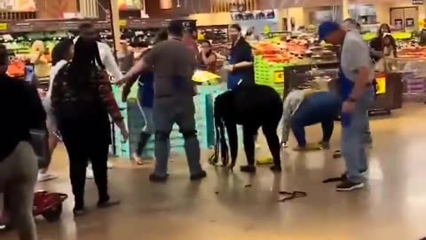 Going At It Group Of Chicks Get Into A Brawl Inside A Grocery