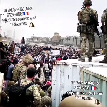 Parachutistes Anglais et les talibans devant l'aéroport de Kaboul