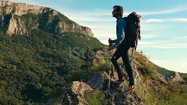 ماشى فى الاجبال لوحده من غير رفيق