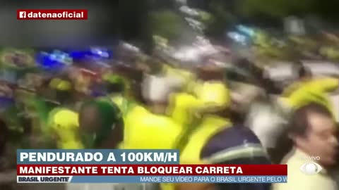 Manifestante tenta bloquear carreta e fica pendurado