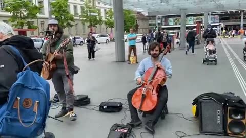 Artisti di strada - Tu vuo’ fa’ l’Americano e la gente si infiamma