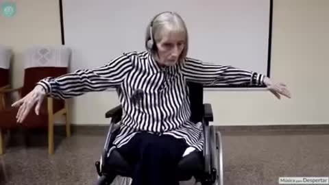 Ballerina with alzheimer, remembers black swan choreography.