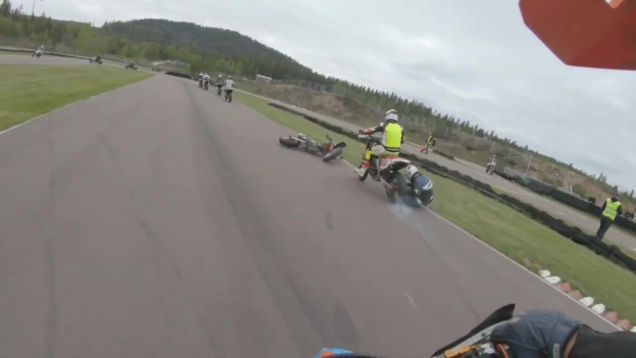 Guy Does A Fast Swerve To Avoid Hitting A Driver That Fell Off His Motorcycle During A Race