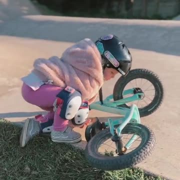 "Cuteness Overload: Baby's Bicycle Journey"🚴‍♂️🚴‍♂️-"Baby's Hilarious Bicycle Experience"
