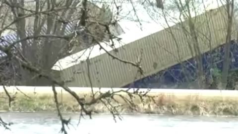 Wisconsin - Train Derails Near Mississippi River & Sends Cars Into Water