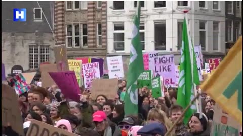 Grote opkomst Feminist March op de Dam