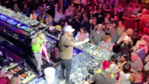 NASHVILLE TN LIVE BROADWAY STREET / PEOPLE WATCHING / BANDS WATCHING / BARS