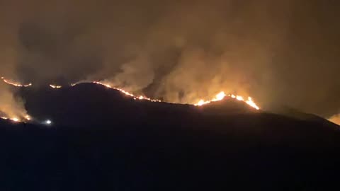 Zjarri jashtë kontrollit në Pustec, rrezikohet dogana e Goricës