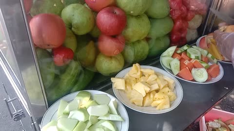 Potongan buah dalam sepiring rujak lutis bikin kenyang