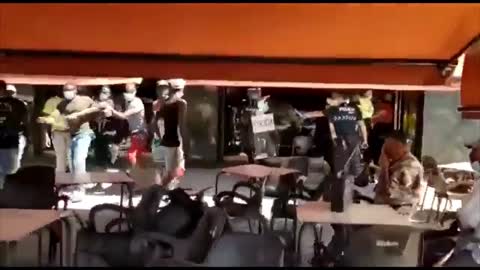 Τα σπάσαν οι μετανάστες στο κέντρο.