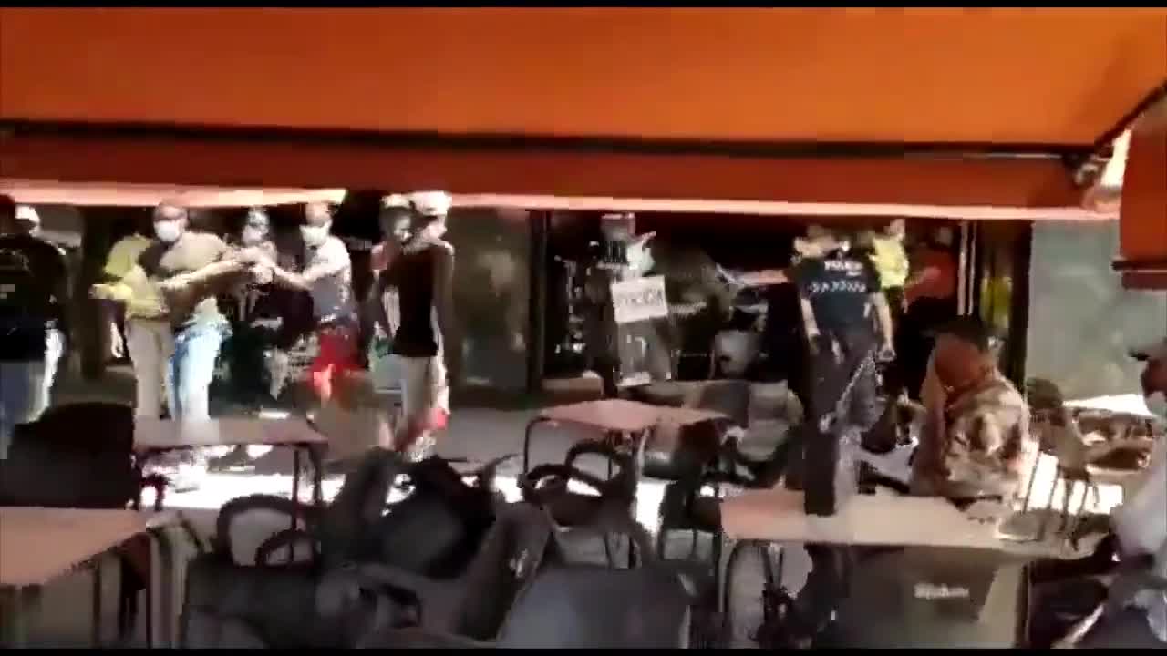 Τα σπάσαν οι μετανάστες στο κέντρο.