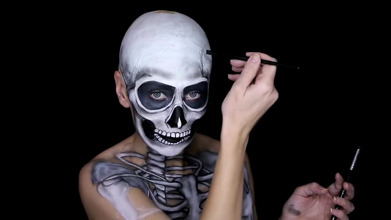 Watch This Jaw-Dropping Bodypaint Optical Illusion Time Lapse