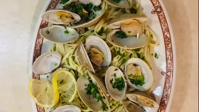 YUMMY! PLATING LINGUINI WITH CLAMS!!!