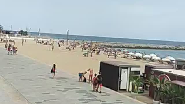 Walking along la playa Barcelona