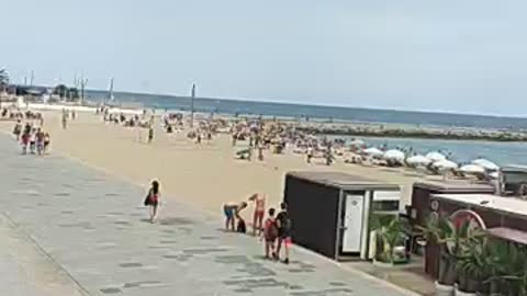 Walking along la playa Barcelona