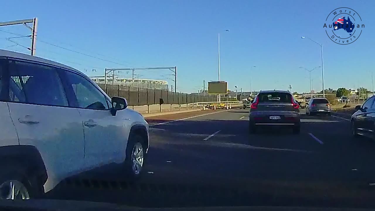 Get this maniac trying to crash into me off the road