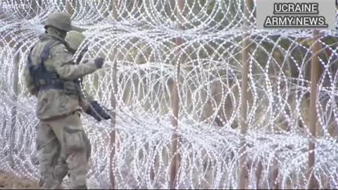 Polish soldiers build razor wire